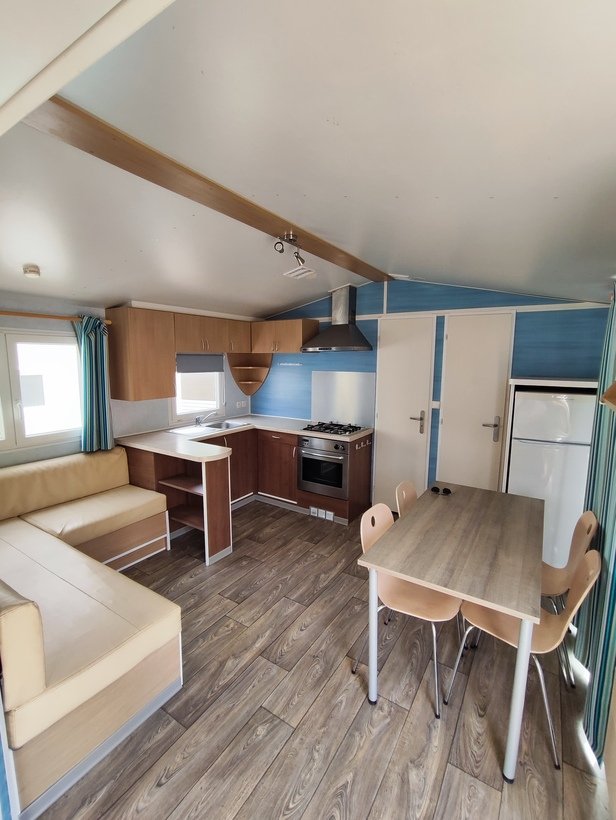 Lousiane Flores 2 mobil homes Murcia - interior cocina completa y salon